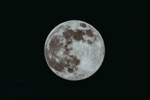 Read more about the article Mastering Lunar Cycles: A Comprehensive Guide to Understanding Moon Phases